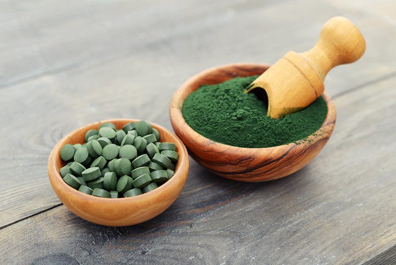 Welche Rolle spielt Spirulina-Pulver neben der Verhinderung der „drei Höhen“?